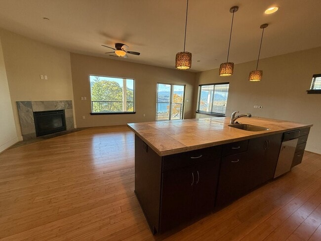 Building Photo - Application Pending - 2 Bedroom Townhouse For Rent In White Salmon