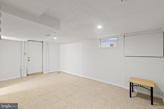 Building Photo - 4816 Woodlawn Dr