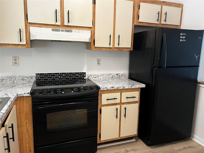 Building Photo - 6001 Shaker Wood Cir