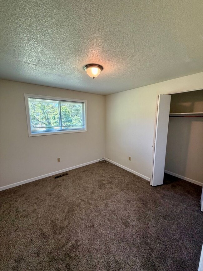 Building Photo - Newly Renovated Riverfront 3BR House - Available Now