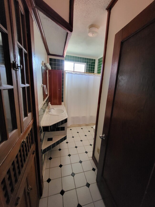 Bath - 2231 Marengo St