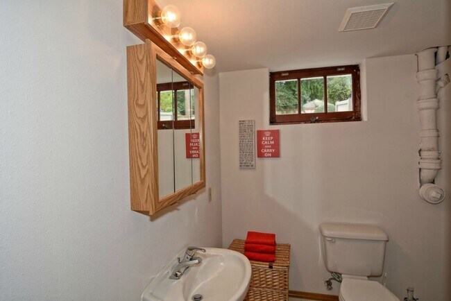 Building Photo - 2BR/1.75BA Wedgwood Home with Bonus Room and Large Backyard