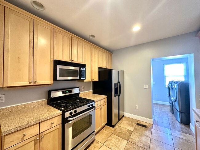 Building Photo - Charming 3 Bedroom/2.5 Bathroom Townhome in Hampden!