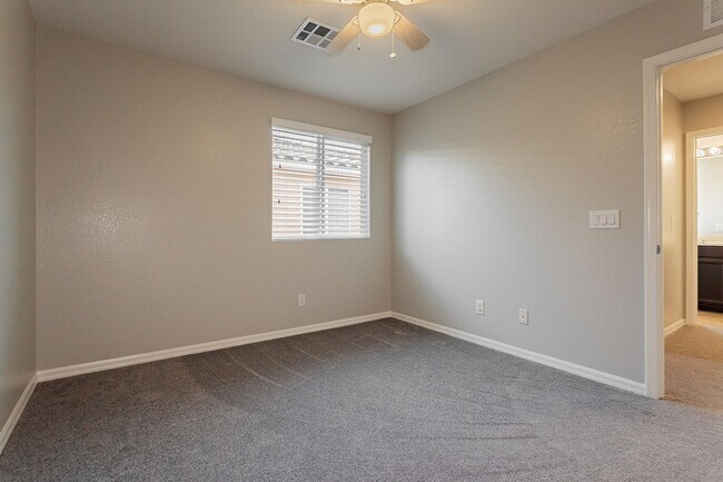 Building Photo - Exquisite 5 bedroom 4 bathroom home with fresh paint and new carpet waiting for you!