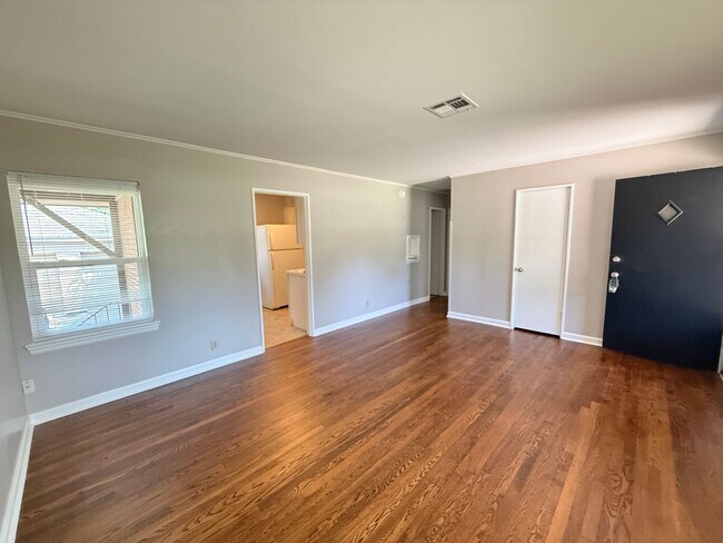 Building Photo - Near the University 2 bedroom Duplex With Private yard