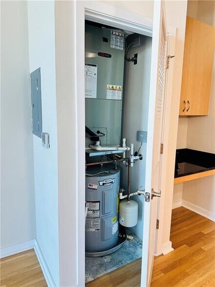 Building Photo - 400 W Peachtree St NW