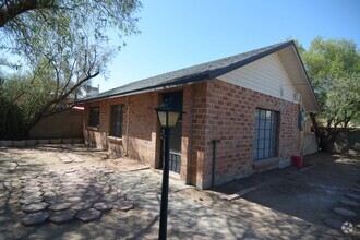 Building Photo - Remodeled 1 Bedroom 1 Bath House! Central ...