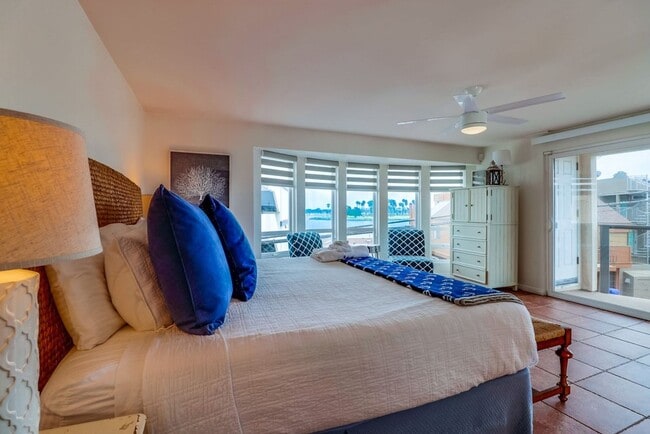 Building Photo - Private Rooftop Deck South Mission Beach