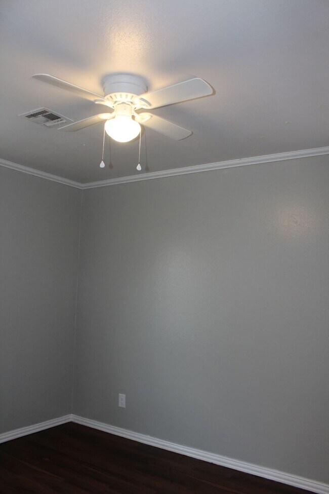 Building Photo - Comfy & Practical!
