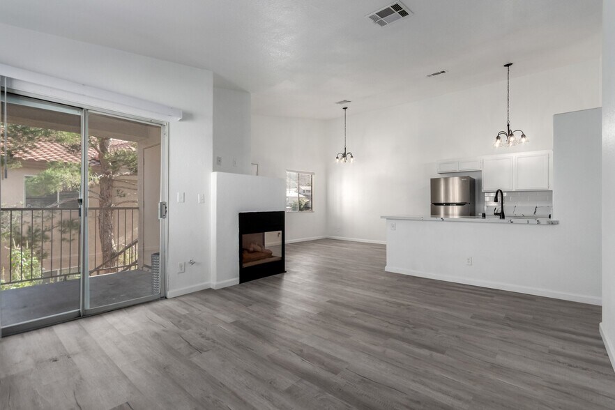 Building Photo - 2110 Los Feliz St