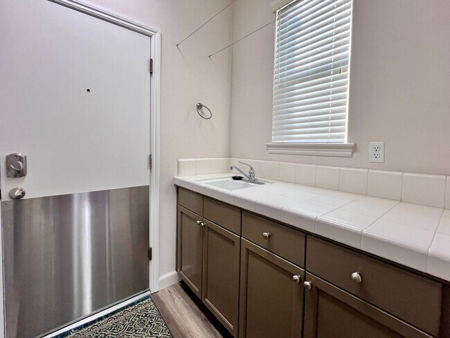 Building Photo - $2,895 Barstow & De Wolf, 4 Bedroom House - Dennis Ave. Clovis / Energy Efficient Smart Home