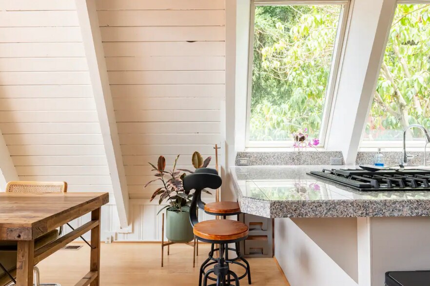 Building Photo - 18475 Circle Dr