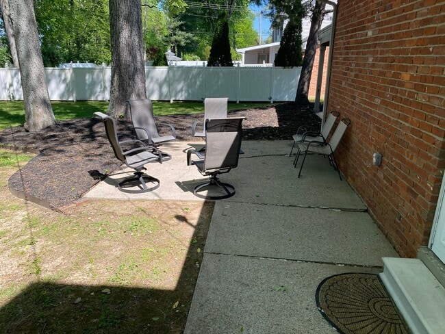 Building Photo - Kennedy Drive Retreat - 4 bedrm with bonus...
