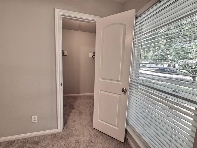 Building Photo - 5518 Viking Dr