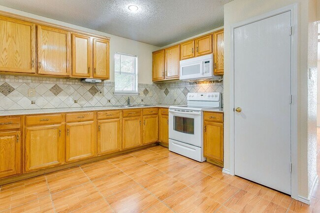 Building Photo - Excellent 3 Bedroom 2 Bath with many featu...