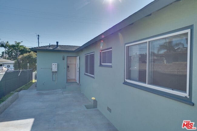 Building Photo - 431 W Acacia Ave