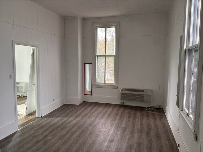 Building Photo - 7 S Greenwich St