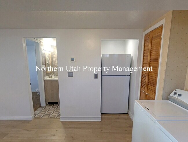 Building Photo - 1 Bed 1 Bath Lower Unit