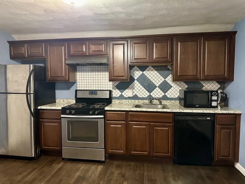 Building Photo - 163 Saratoga St