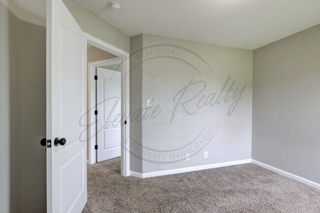 Building Photo - Three Bedroom On One Acre Lot in Clarksvil...