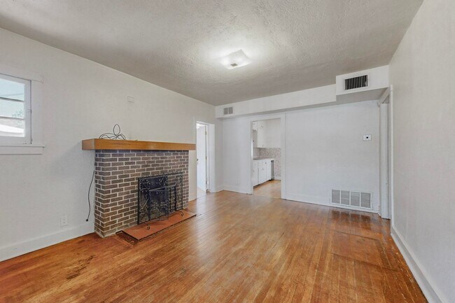 Building Photo - 212 Mesa St SE