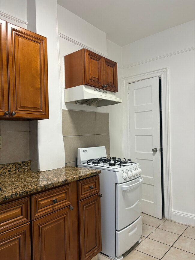 Building Photo - 129 Sunnyside Ave