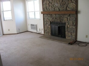 Building Photo - Victoria Crossing 2nd Floor Unit (17LO#1521-R)
