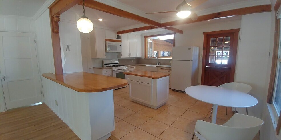 Building Photo - 3555 Colonial Ave