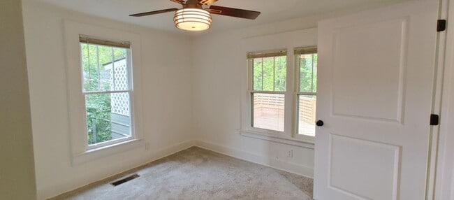 Building Photo - Adorable Red Bank Home!