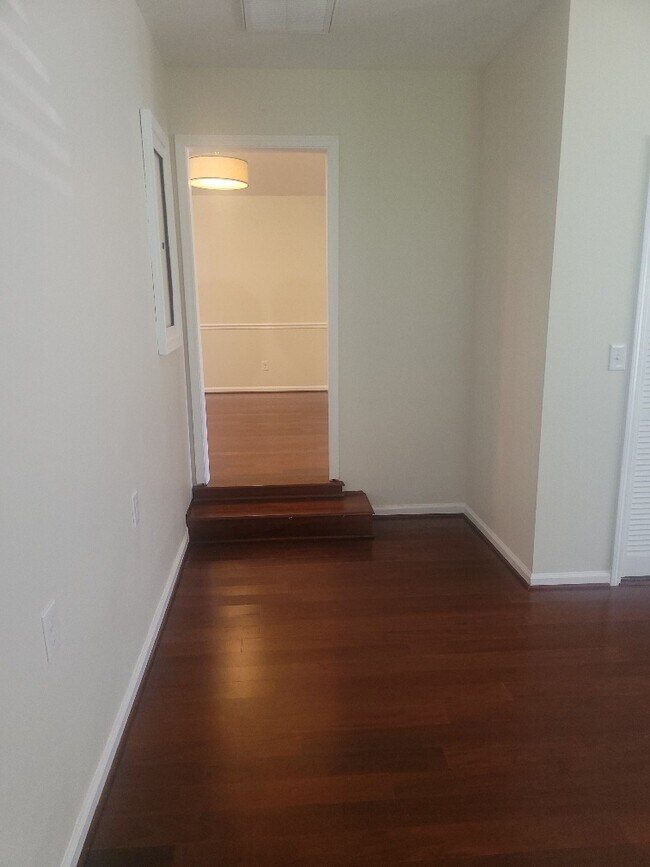 Building Photo - 13 Tomafield Ct