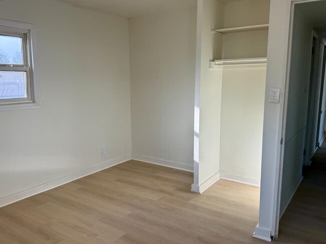 Building Photo - 602 Meadowlawn Dr