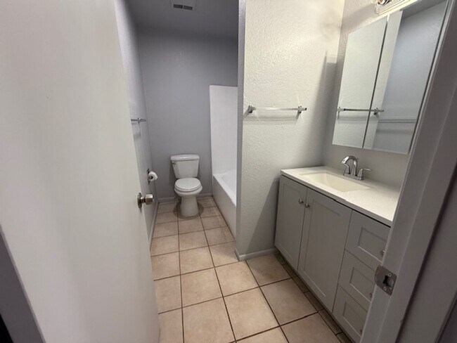 Building Photo - 2460 S High View Cir