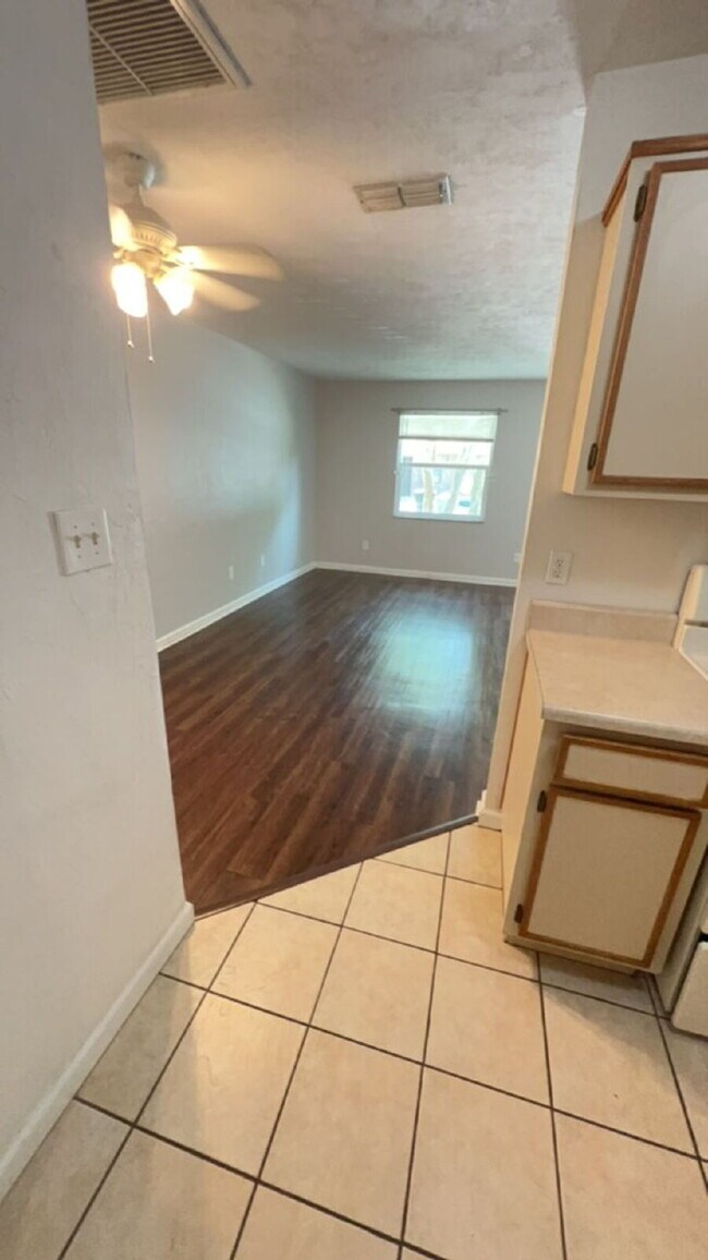 Building Photo - Spacious 1 BR 1 BA Available in July!