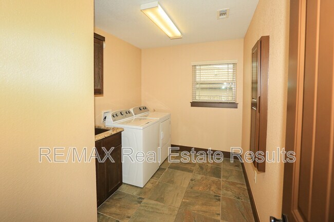 Building Photo - 1000 Peak St