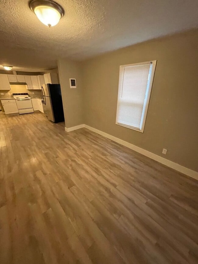 Building Photo - Classy 3BD/2BA House - Spacious Bedrooms, ...
