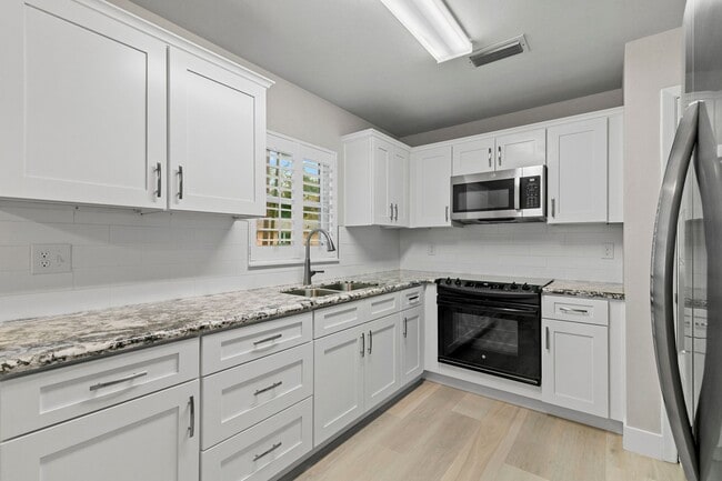 Building Photo - Beautifully Renovated 3 Bedroom 1 Bath Home on Large Corner Lot