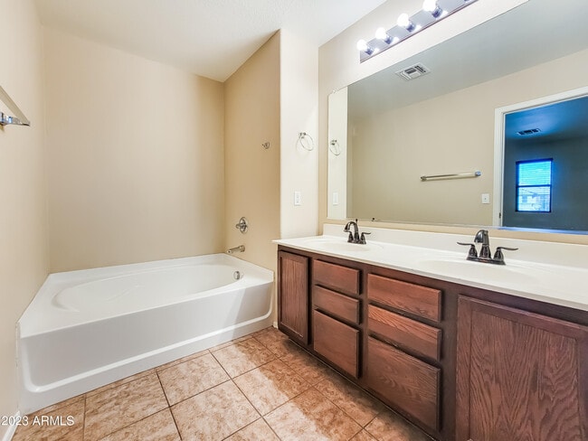 Building Photo - 18513 W Mariposa Dr