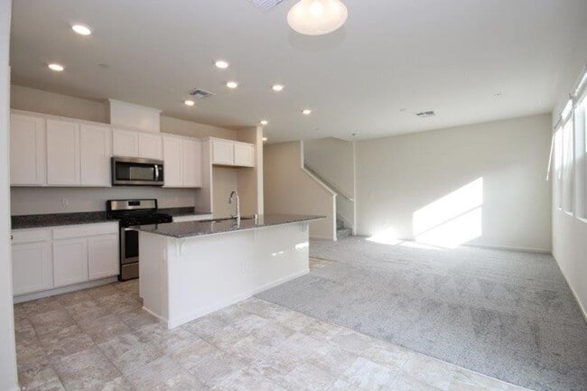 Building Photo - 3 Bed Home in Gated Elk Grove Community