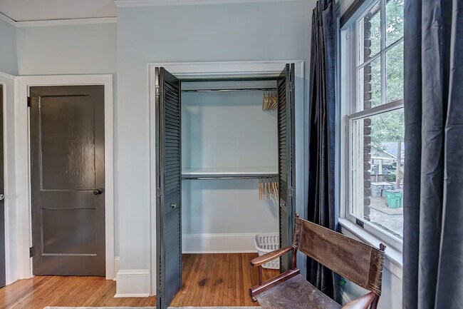 Building Photo - 518 Lamar Ave