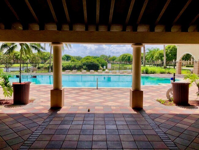 Building Photo - 2557 Centergate Dr