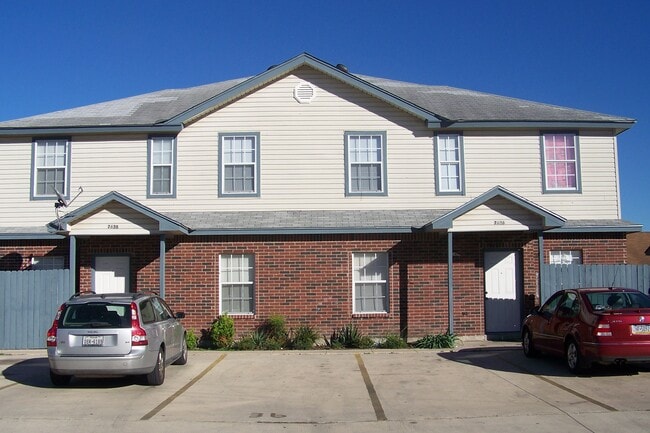 Building Photo - 7634 Windsor Oaks