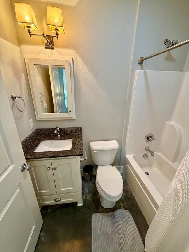 Building Photo - 306 W 6th St