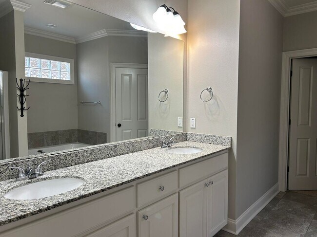 Building Photo - 13965 Lexington Park Dr