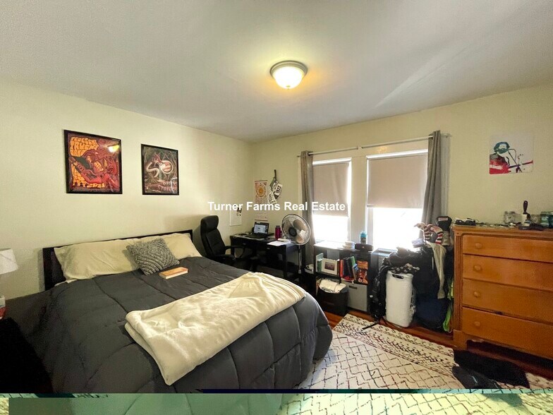 Building Photo - 10 Evergreen Ave