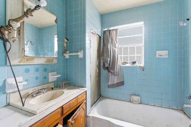 Building Photo - 502 64th St