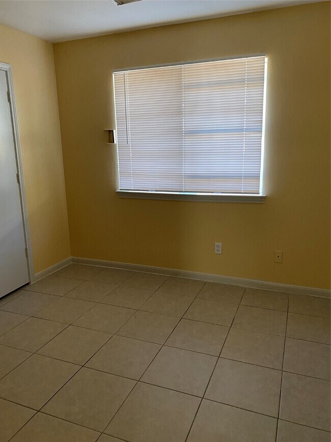 Building Photo - 6303 Southwood Ct S