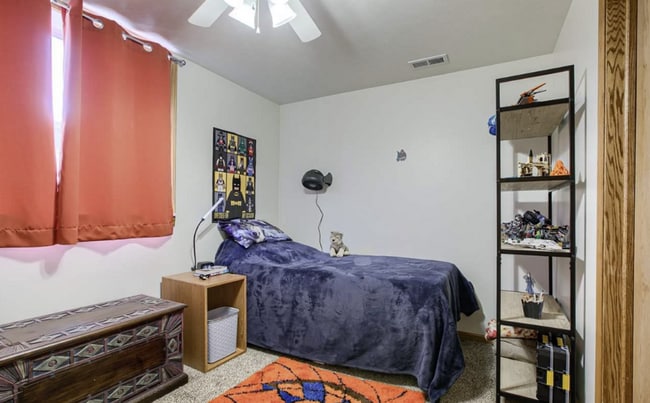 Building Photo - 5 Bedroom/3.5 Bath Single Family Home