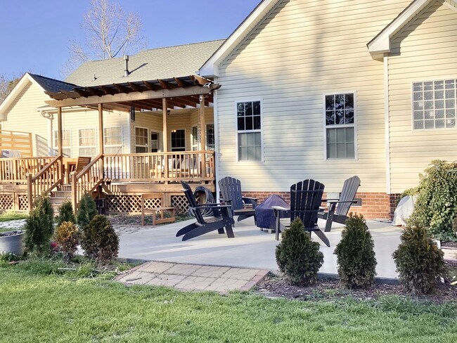 Building Photo - 4 Bed/3 Bath Spacious Home! Extra 2 Car Ga...