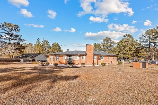 Building Photo - 3bd/2ba Ranch Style Nest In Fayetteville