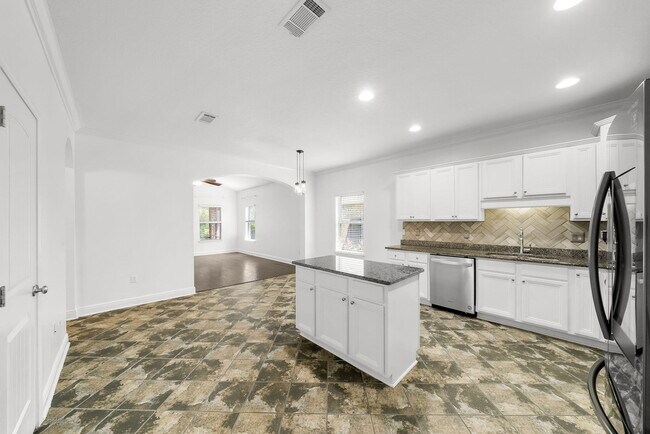 Building Photo - 282 Whispering Lake Dr